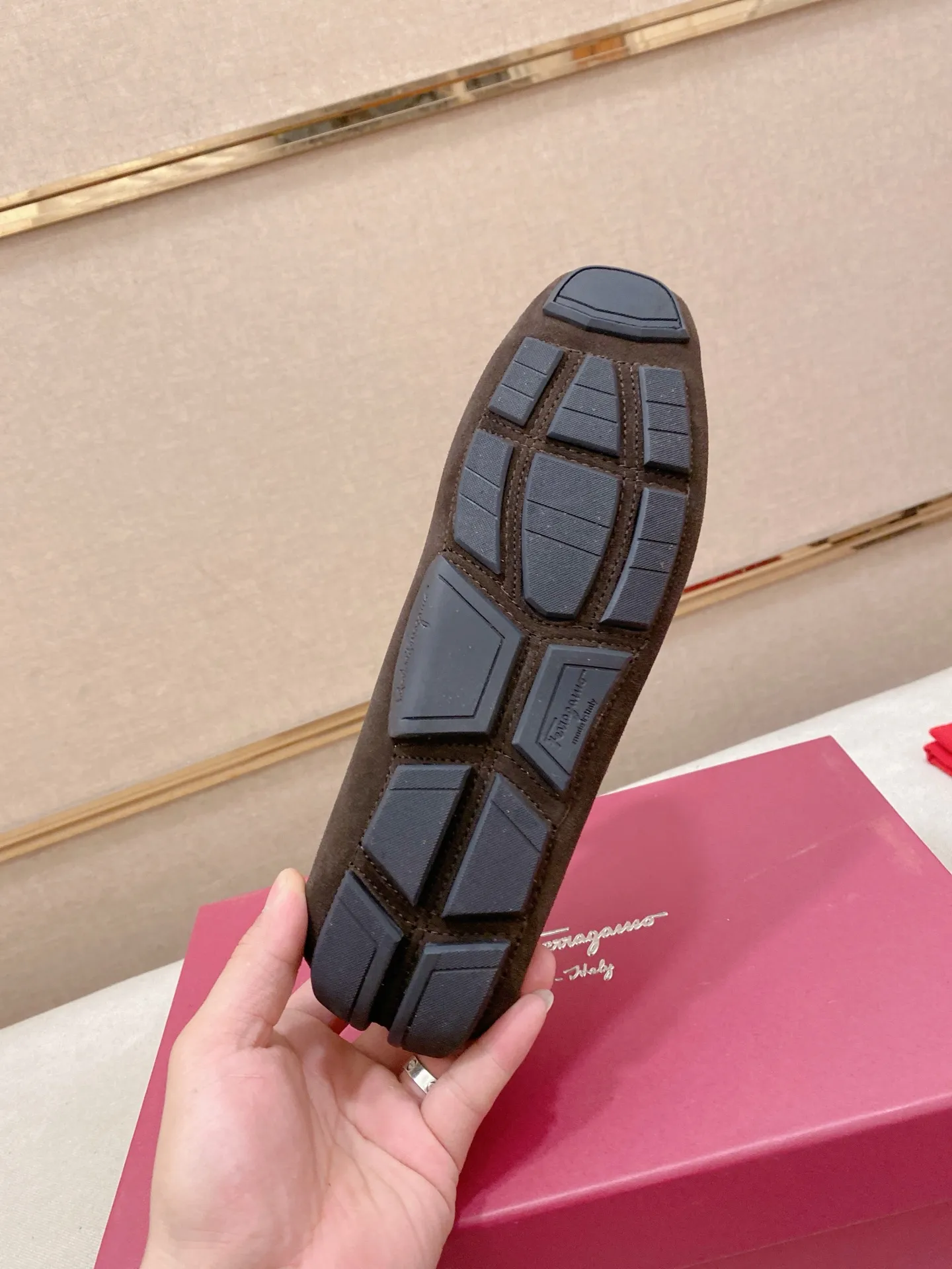 Factory price: 540💰High-end quality! Ferragamo🆕🆕Exclusive hot-selling products in stock🔥🔥New products on the shelves, high-quality Ferragamo men's pea shoes, high-end casual driving shoes, with complete packaging! 💪 💪 Material: imported suede cowhide 🐂 + imported high-quality water-dyed cowhide lining + wear-resistant outsole 👍🏻👍🏻 Features: high-end and comfortable, purely handmade 🚀 🚀 Create the perfect shoe that suits you best 🔥 🔥 Size: (38-44) 45 standard size can be customized!